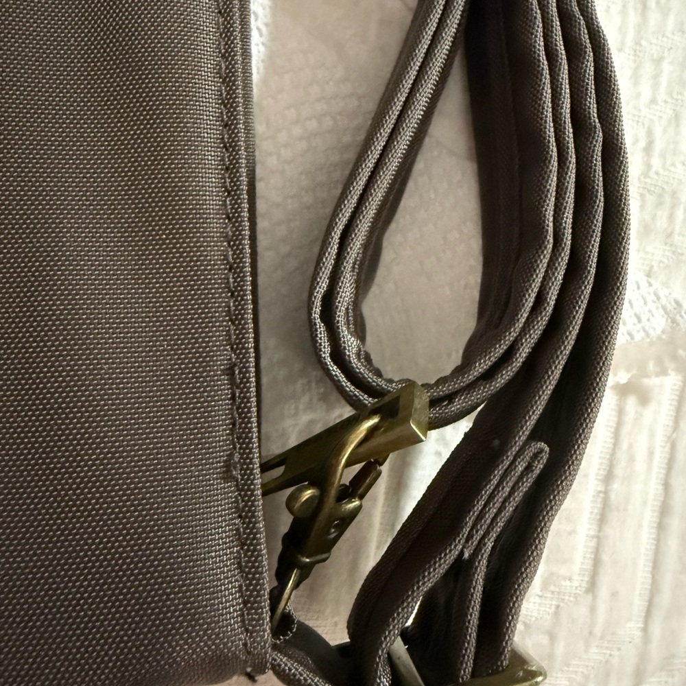 Travelon Quilted Gray Crossbody Bag - Picture 4 of 6